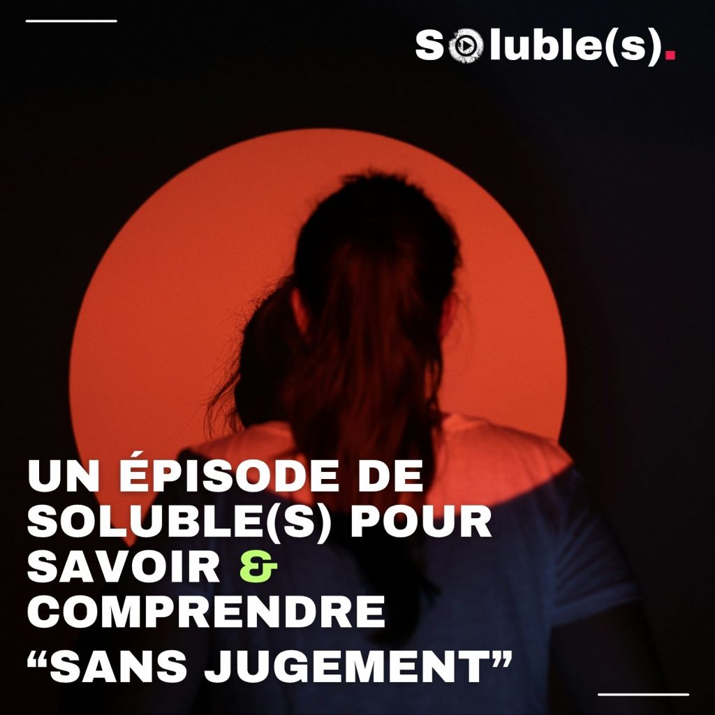 Illustration du concept « sans jugement » pour l’épisode Soluble(s) : une personne de dos, éclairée par une forte lumière rouge ronde sur fond sombre, symbolisant un espace de dialogue bienveillant et inclusif. Texte : « Un épisode de Soluble(s) pour savoir & comprendre ‘sans jugement’ ». Image évocatrice de compréhension, d’écoute et de respect dans la discussion sur l’addiction.